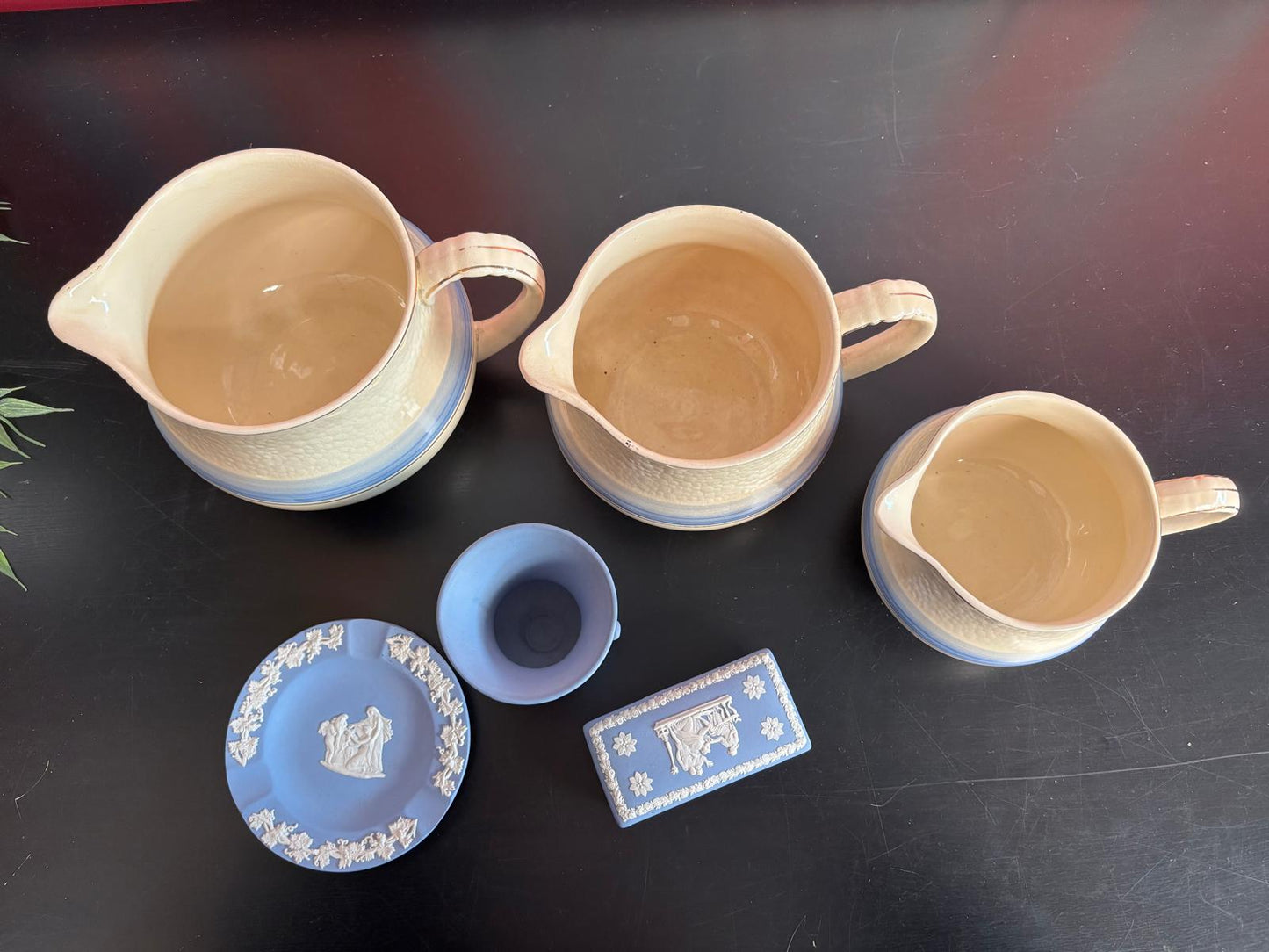Partij schenkkannen en wedgwood verzamelstukken
