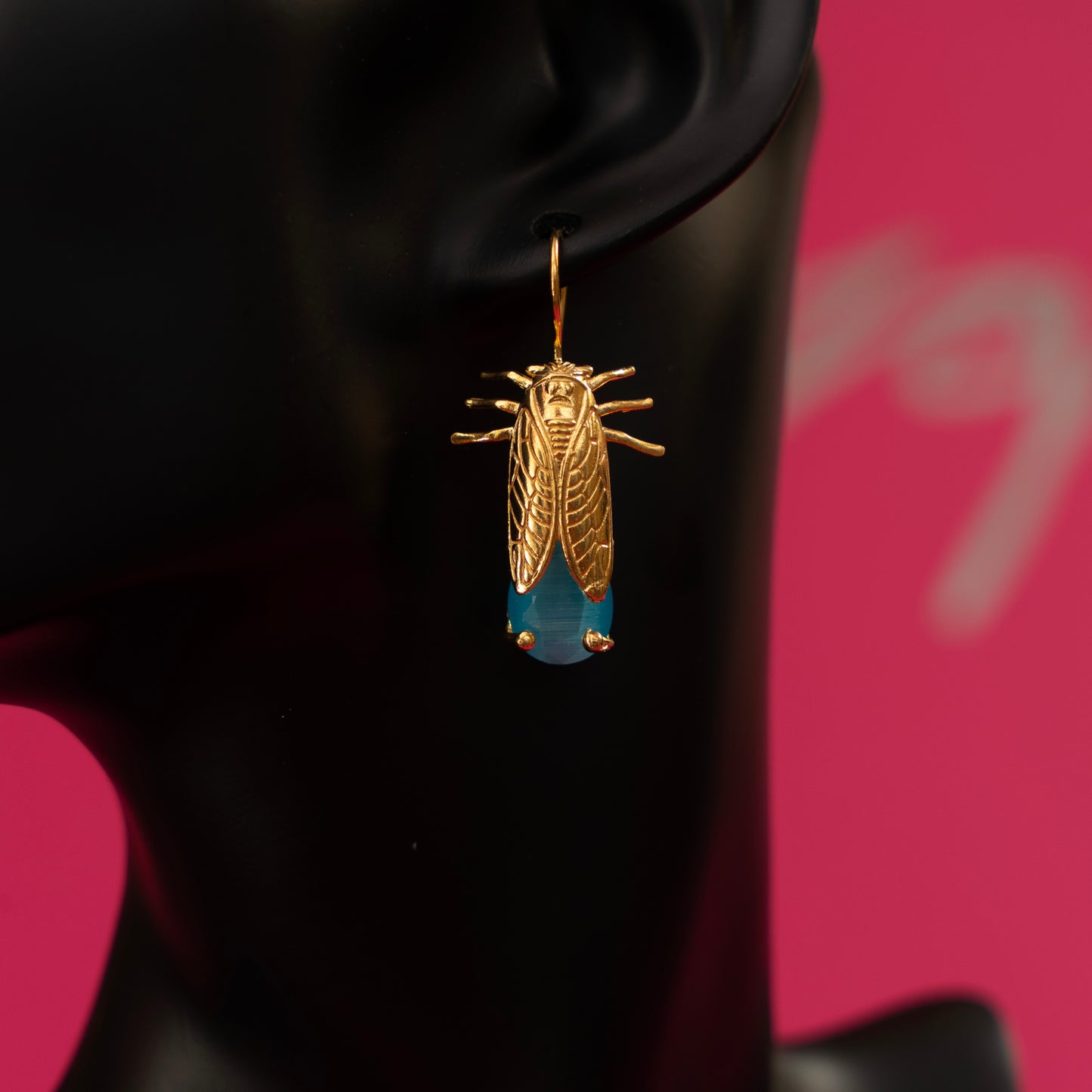 Oorbel in de vorm van een insect met steker van natuursteen